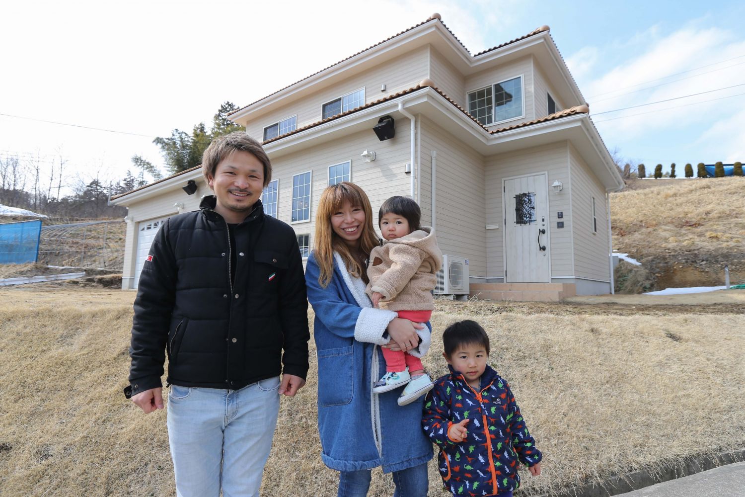 リビングから愛車が見えるガレージのある家