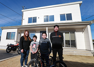 室内をアメリカンテイストにリビングは趣味満載のおしゃれな住宅