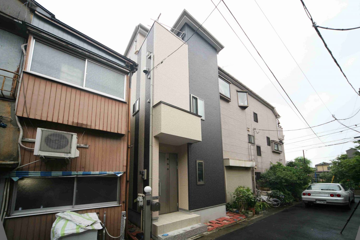 土地面積が9坪弱の3階建て住宅です。