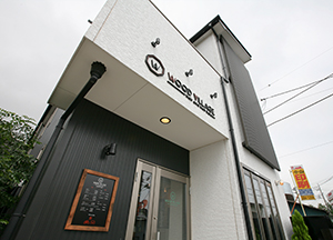 おしゃれな外観の店舗併用住宅です。